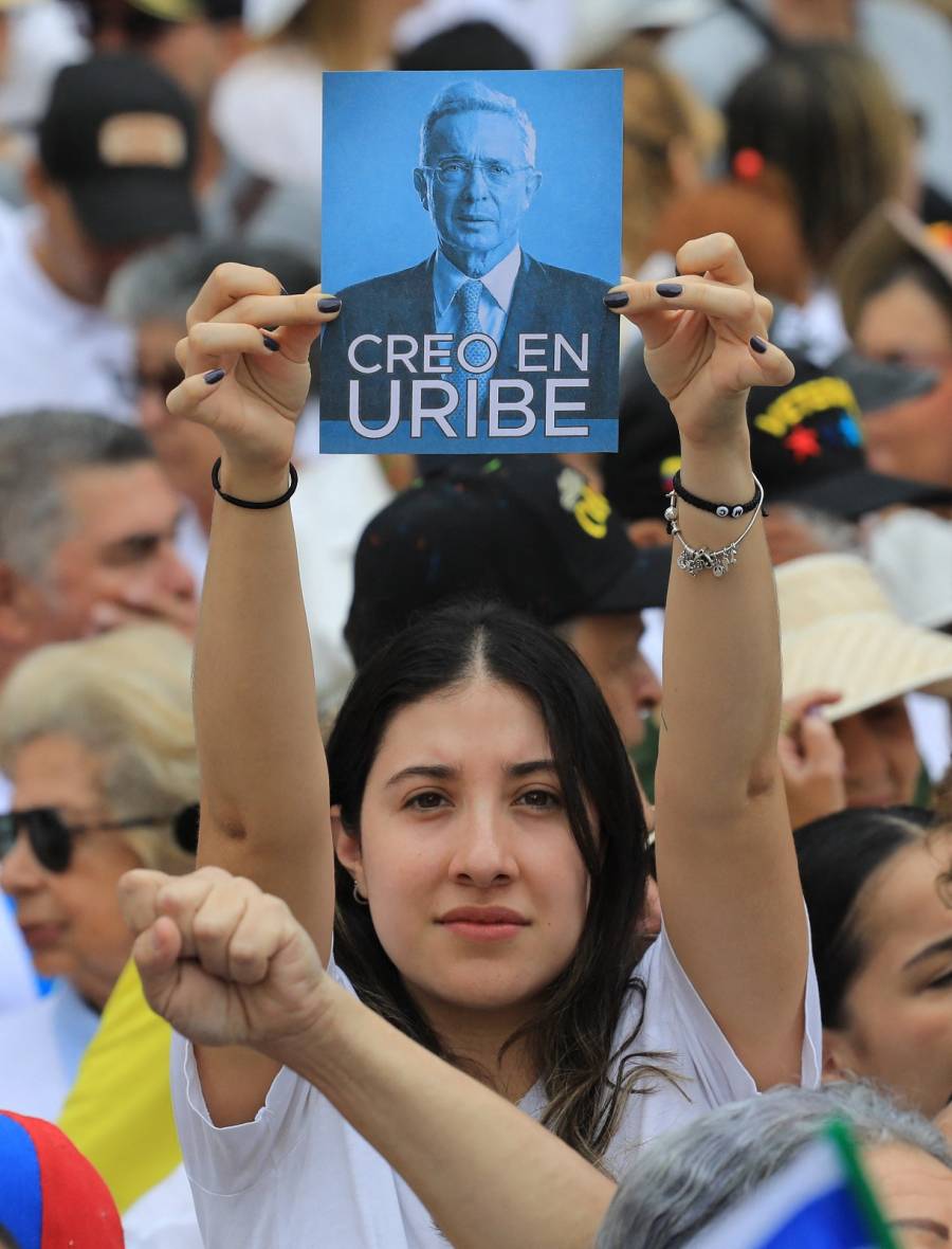 Miles marchan en Colombia en apoyo al expresidente Uribe tras condena