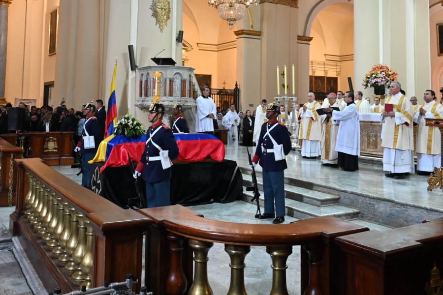 Miles despiden en Colombia al presidenciable asesinado Miguel Uribe