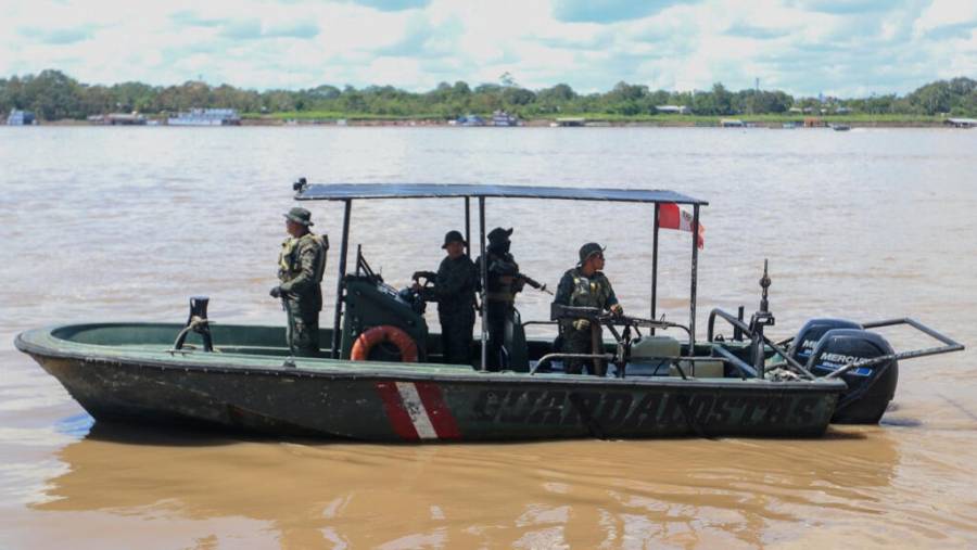Per&uacute; detiene a dos top&oacute;grafos colombianos en disputada isla sobre r&iacute;o Amazonas